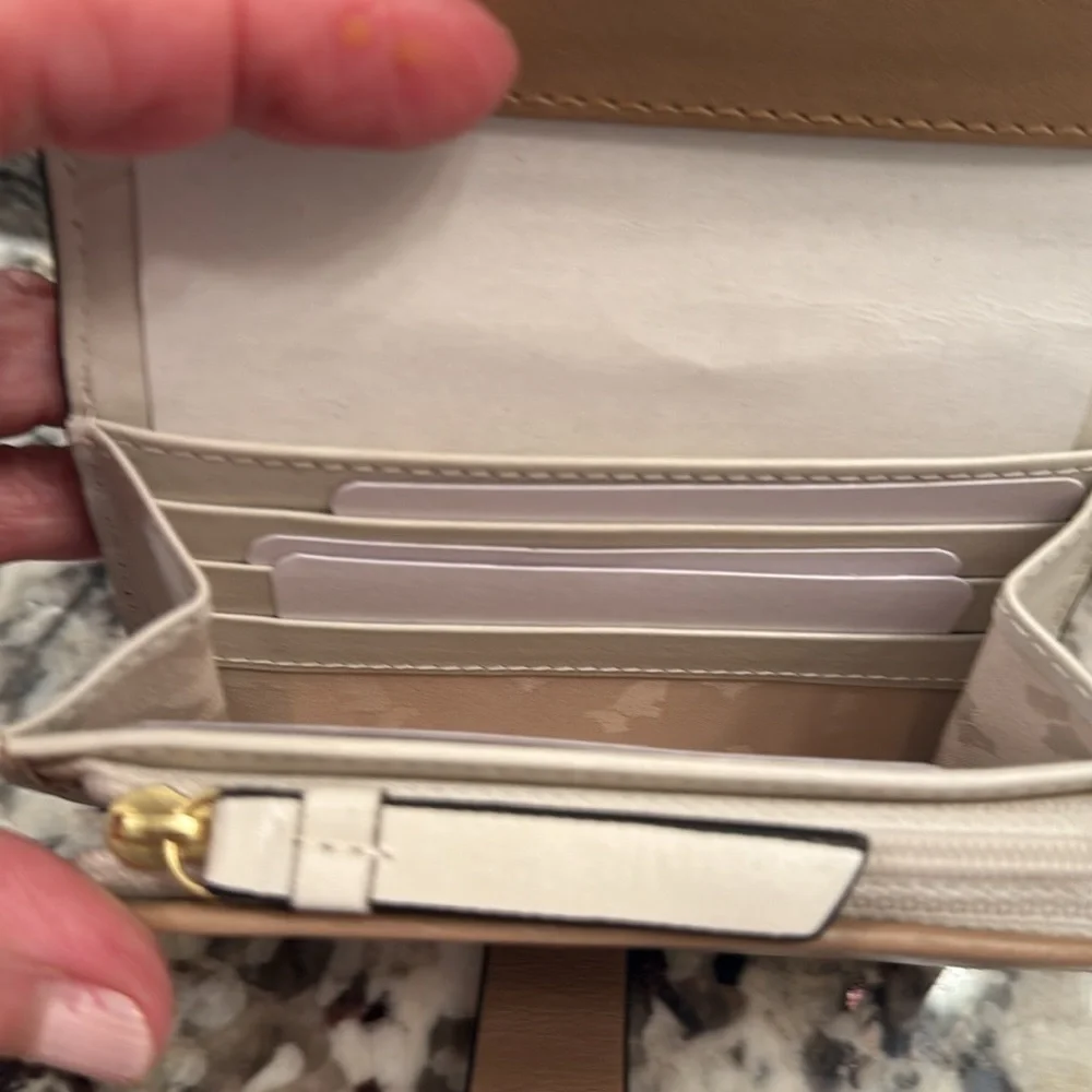 Radley London light beige Leather Wallet .. nwt
Authentic .. gold snap logo - Picture 4 of 5